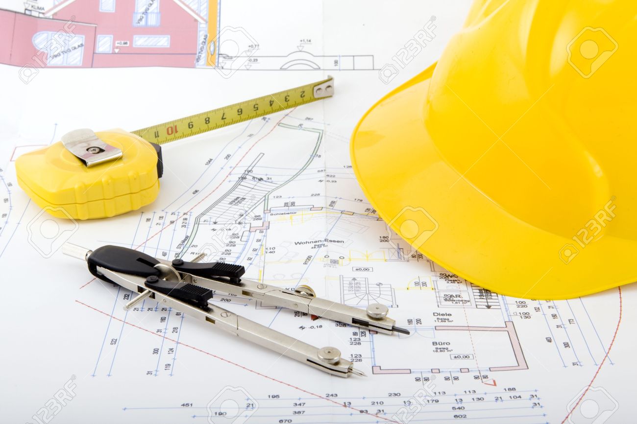 Plans, casque de chantier et outils de dessin